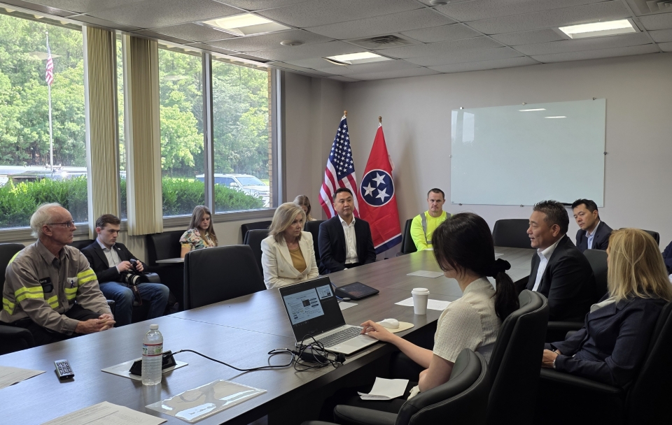 마샤 블랙번(Marsha Blackburn) 미국 연방 상원의원이 프로젝트 크루서블 부지에서 이승호 고려아연 사장 등 관계자들과 간담회를 갖고 있다. (사진=고려아연)