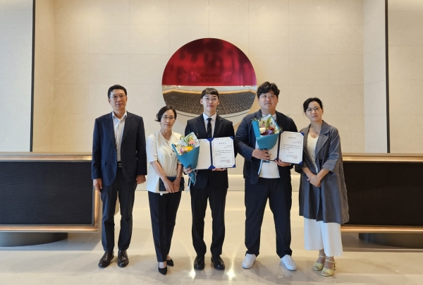 2026 포스코해외유학장학 장학생 단체사진(왼쪽 세번째부터 스탠포드대학교 박사과정 노이준 장학생, 파리경제대학교 박사과정 서동웅 장학생). 포스코홀딩스