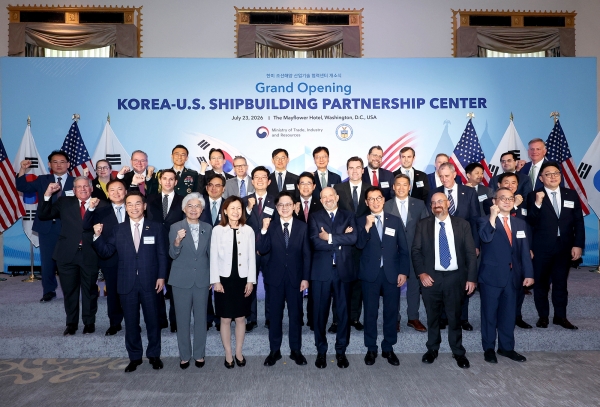 한-미 조선 협력 파트너십 센터 개소식. 앞줄 왼쪽부터 첫 번째 HJ중공업 유상철대표이사, 네 번째 김정관 산업부장관, 다섯 번째 하워드 러트닉 미 상무장관. (사진=HJ중공업)