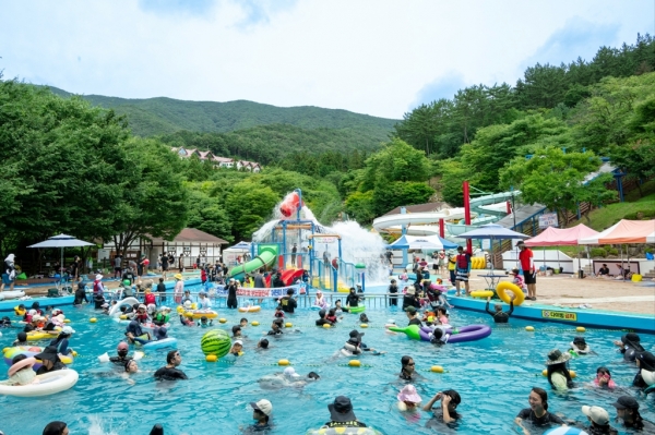 백운산 수련원을 찾은 피서객들이 시원하게 물놀이를 즐기고 있다. 포스코