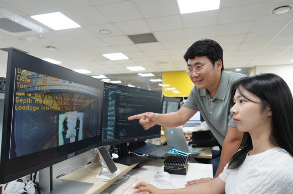 포스코DX AI연구원들이 물류 환경 적재량 산정 AI 프로그램을 시험하고 있다. 포스코DX