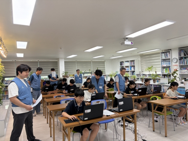 포스코 포항제철소 와우코딩나눔봉사단이 29일 포항시 북구 해맞이지역아동센터에서 지역 아동을 대상으로 코딩 특강을 진행하고 있다. 포항시자원봉사센터