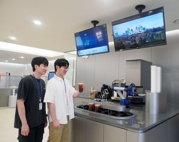 브릴스가 포스코센터에 자체 개발한 무인 바리스타 로봇 솔루션을 구축하고 운영에 들어갔다. 포스코 직원들이 사내 스틸라운지에서 바리스타 로봇이 만든 커피를 받고 있다. (사진=브릴스)