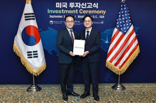 퍼시피코 에너지의 ‘미국 투자신고식’. 투자신고식에 참여한 김정관 산업통상부 장관(오른쪽)과 최승호 퍼시피코 에너지 글로벌 해상풍력 총괄 겸 한국 대표(왼쪽). (사진=퍼시피코 에너지)