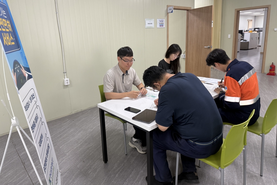사진1. 고려아연 온산제련소가 울산운전면허시험장과 함께 올해 두 번째 ‘찾아가는 이동민원 서비스’를 운영했다.(사진=고려아연)