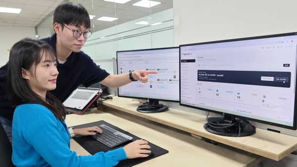 포스코DX의 AX 컨설턴트 직원들이 AI에이전트가 도출한 컨설팅 산출물을 검토하고 있다. 포스코DX