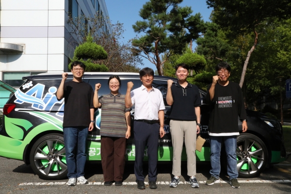 대기 미세먼지 대응 상호협력형 공기정화 자동차를 개발한 기계연 도시환경연구실 한방우 실장(가운데) 연구팀. (사진=기계연구원)