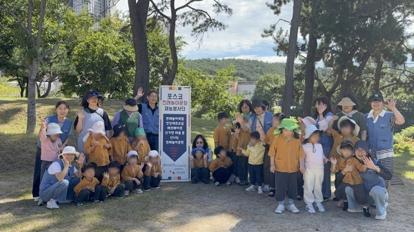 광양제철소 전래놀이 문화 재능봉사단이 5일, 중마교역소에서 지역 특수아동들과 함께 놀이수업을 진행하고 있다. 포스코